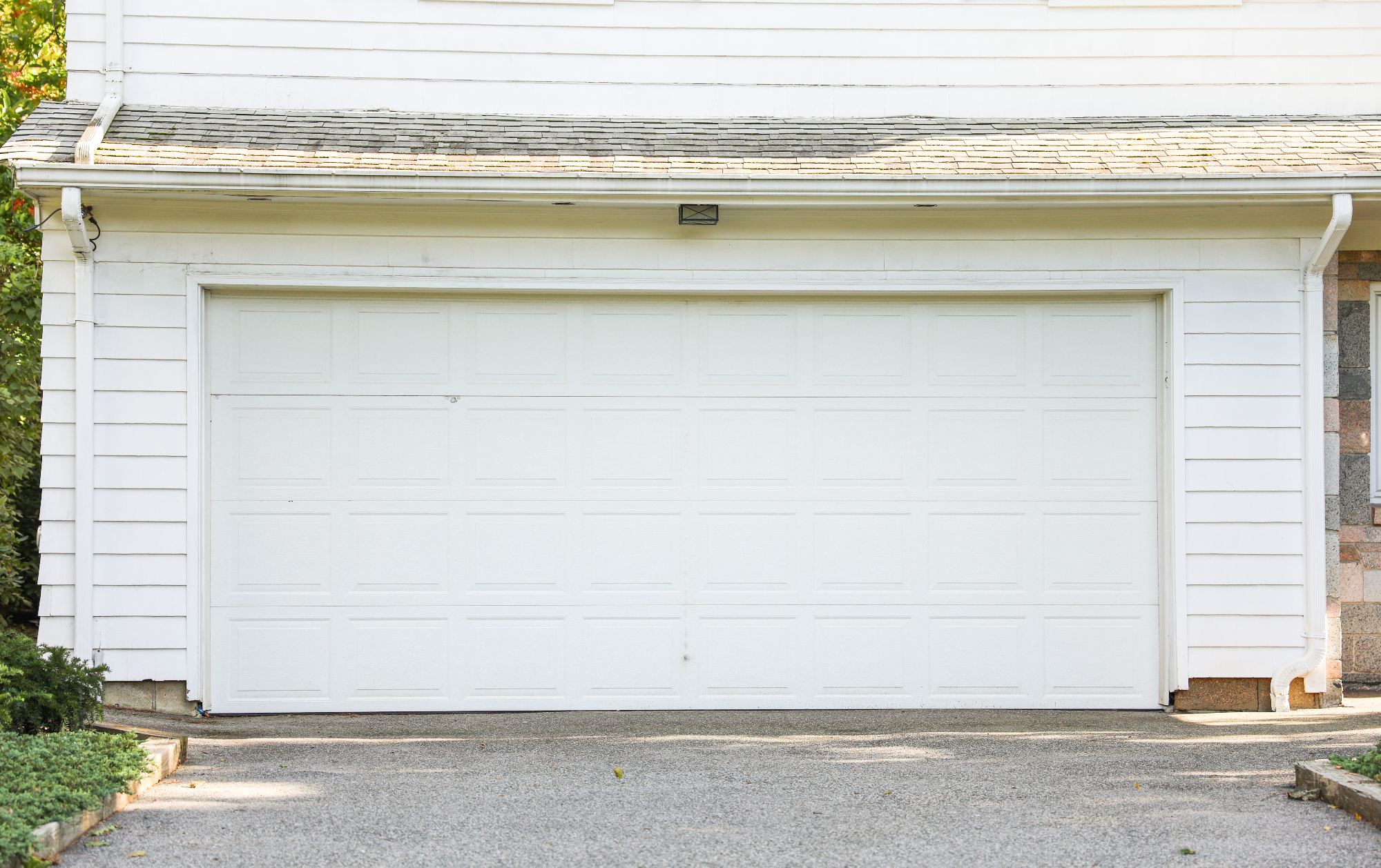 Garažna vrata so ključen element garaže